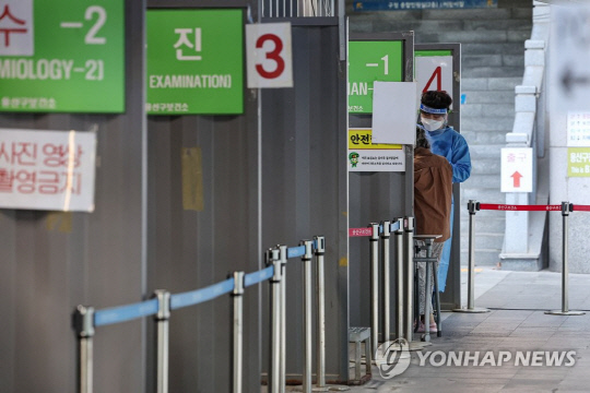 서울 용산구보건소에 마련된 선별진료소를 찾은 시민이 검사를 받고 있다.<사진: 연합뉴스>
